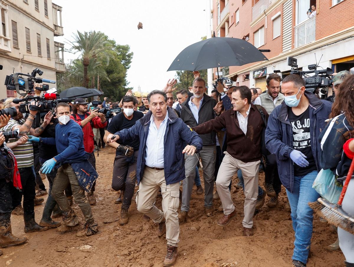 King pelted with mud by angry crowds in Valencia | Valencia Life
